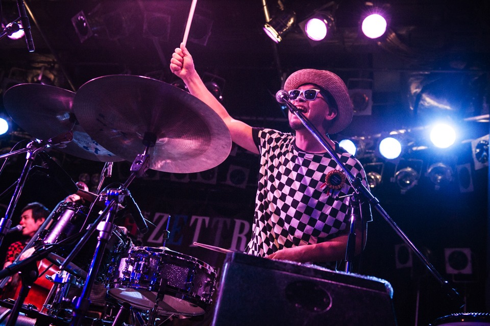 H ZETT KOU（Dr）（Photo by Yuta Ito）