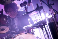 SATOち（Dr）（撮影：西槇太一）