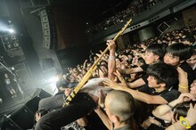 フロアにダイブする木下正行（Vo, B / locofrank）。（撮影：岸田哲平）