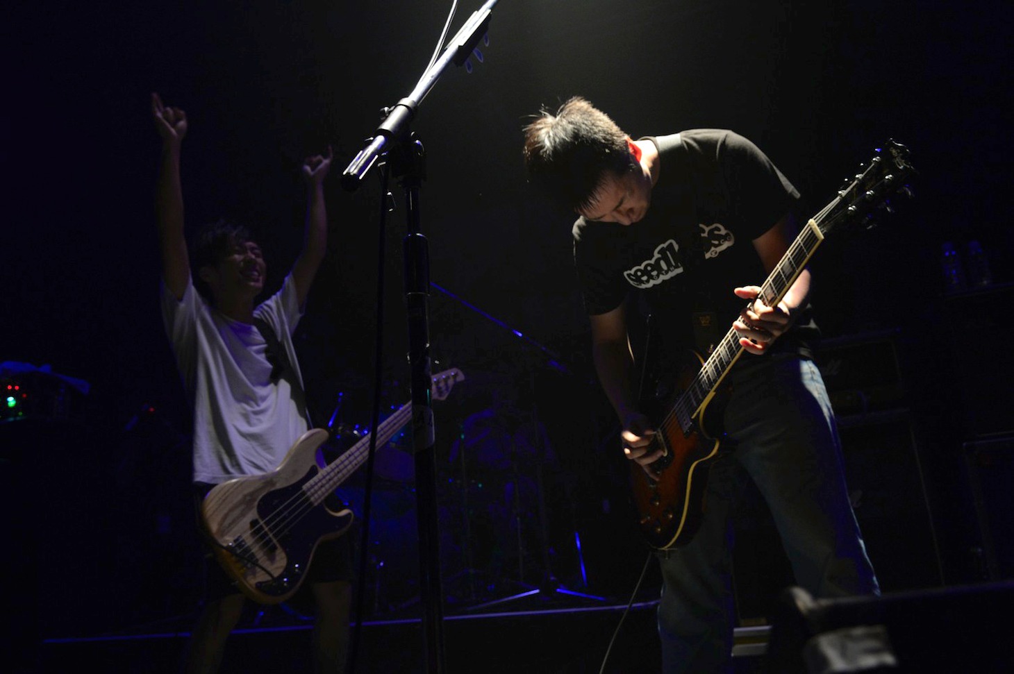 ギターソロを弾く松崎兵太（G, Cho / SHANK）と、隣ではしゃぐ庵原将平（Vo, B / SHANK）。（撮影：岸田哲平）