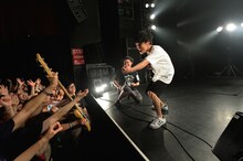 ベースをフロアに投げ入れる庵原将平（Vo, B / SHANK）。（撮影：岸田哲平）