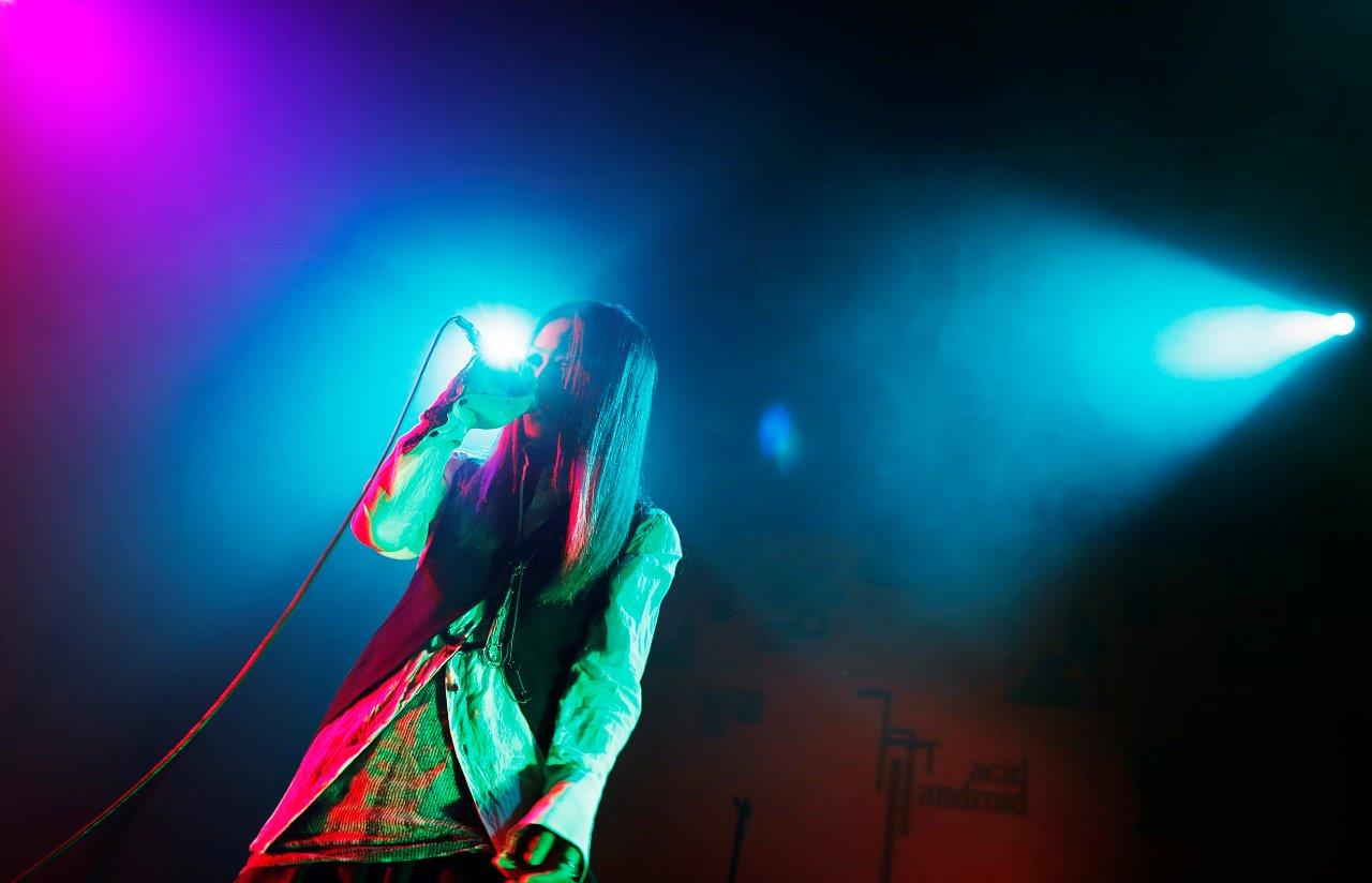acid android、視覚にも訴えた実験的ワンマン