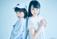 「あのこの話をすこしだけ」音楽を担当するSHE IS SUMMER（左）と主演の越智ゆらの（右）。