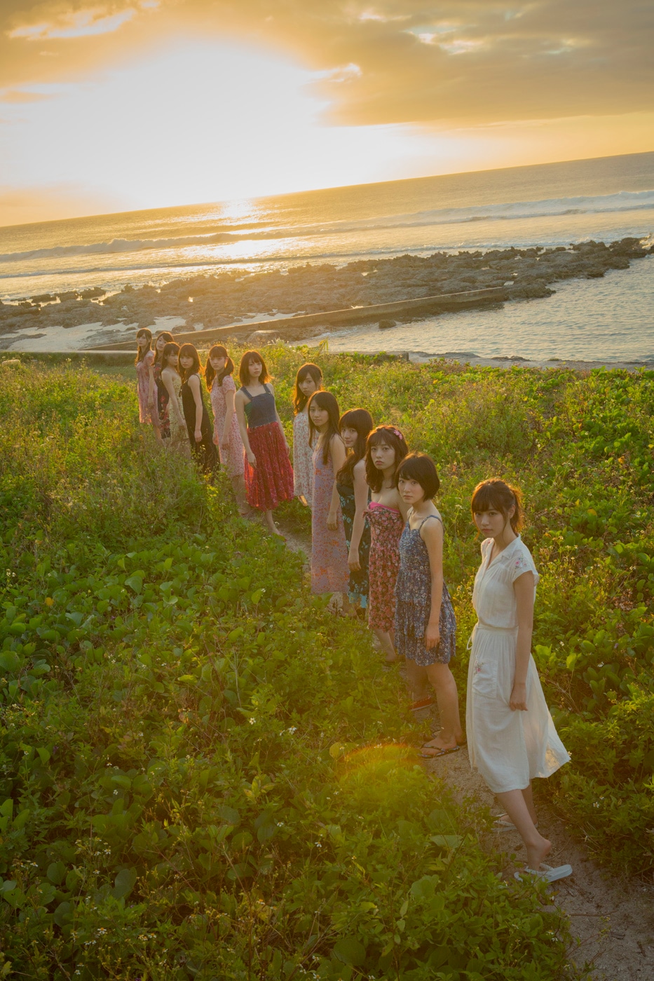 人気画像6位は「乃木坂46が2nd写真集を刊行、2500人招待のお渡し会を開催」より、「乃木坂46 2nd写真集」（仮）イメージ。