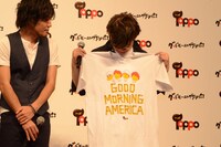 トッポとのコラボTシャツを持つペギ（Dr, Cho）。