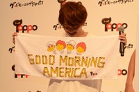 トッポとのコラボタオルを持つ金廣真悟（Vo, G）。