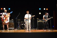 新曲「カラフル」を演奏するグッドモーニングアメリカ。