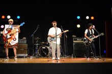 新曲「カラフル」を演奏するグッドモーニングアメリカ。