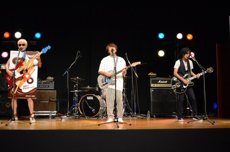 新曲「カラフル」を演奏するグッドモーニングアメリカ。