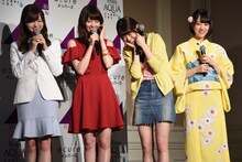 松村沙友理の「From AQUAあるある」動画を観て笑う乃木坂46メンバー。左から白石麻衣、西野七瀬、松村沙友理、堀未央奈。