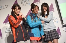 桜井玲香の「From AQUAあるある」動画を観て笑う乃木坂46メンバー。左から中元日芽香、桜井玲香、齋藤飛鳥。