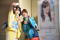 即興で「From AQUAあるある」を披露する堀未央奈（左）と桜井玲香（右）。