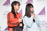 左から中元日芽香、齋藤飛鳥。