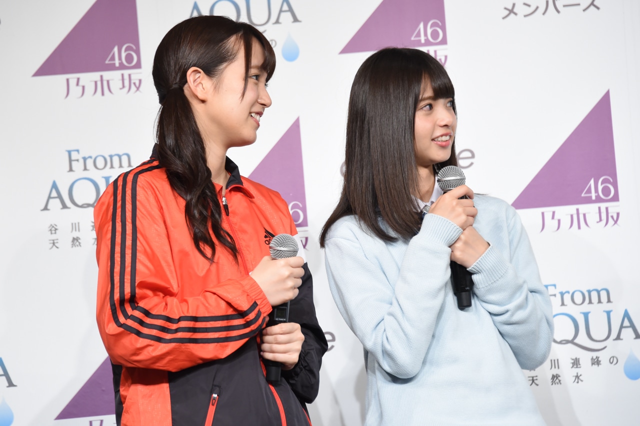 左から中元日芽香、齋藤飛鳥。