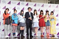 左から中元日芽香、桜井玲香、齋藤飛鳥、株式会社JR東日本ウォータービジネス代表取締役社長の鈴木浩之氏、白石麻衣、西野七瀬、松村沙友理、堀未央奈。