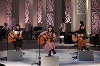 左より新山詩織、miwa、藤原さくら。 (c)フジテレビ