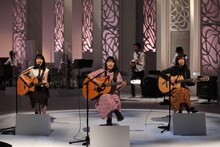 左より新山詩織、miwa、藤原さくら。 (c)フジテレビ