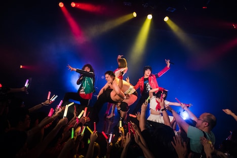 「『夏の魔物現象2016』メジャー3rdシングルレコ発ワンマンGIG～MAMONO BOM-BA-YE 2016～」の様子。（撮影：タイコウクニヨシ）