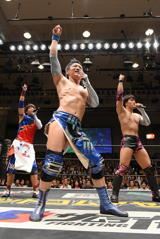 NωAによる「ネバギバ☆I LOVE YOU」初パフォーマンスの様子。（写真提供：DDTプロレスリング）