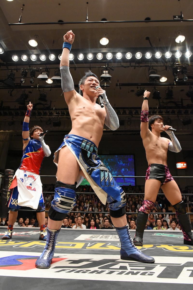 NωAによる「ネバギバ☆I LOVE YOU」初パフォーマンスの様子。（写真提供：DDTプロレスリング）