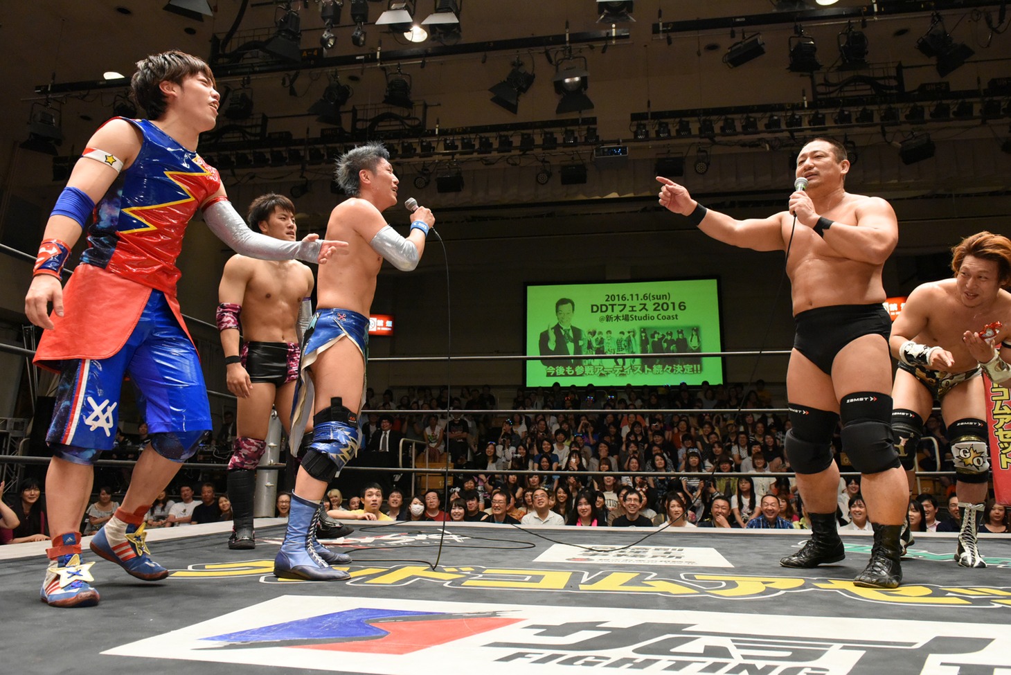 NωAと高木三四郎によるマイクパフォーマンスの様子。（写真提供：DDTプロレスリング）
