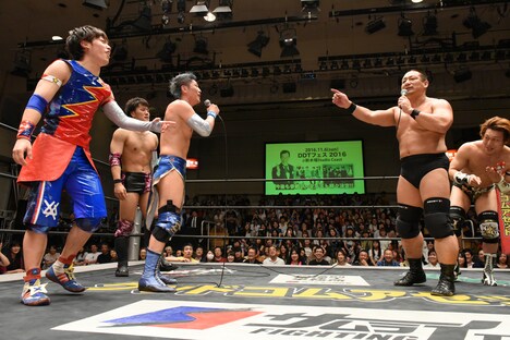 NωAと高木三四郎によるマイクパフォーマンスの様子。（写真提供：DDTプロレスリング）