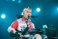 奥野敦士（ROGUE）（写真提供：フォーライフミュージックエンタテイメント）