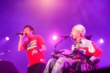 左から桜井和寿（Mr.Children）、奥野敦士（ROGUE）。（写真提供：フォーライフミュージックエンタテイメント）