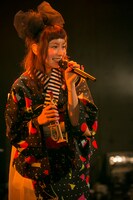 トミタ栞「トミタ栞3周年記念ライブ～3年目の栞ぐらい大目に見てね～」東京・新宿BLAZE公演の様子。（Photo by Saburo Yoneyama[SignaL]）