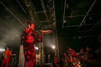 トミタ栞「トミタ栞3周年記念ライブ～3年目の栞ぐらい大目に見てね～」東京・新宿BLAZE公演の様子。（Photo by Saburo Yoneyama[SignaL]）