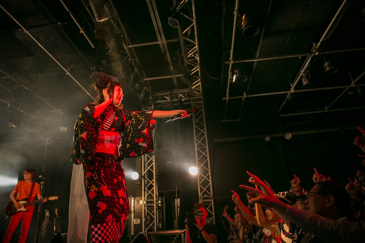 トミタ栞「トミタ栞3周年記念ライブ～3年目の栞ぐらい大目に見てね～」東京・新宿BLAZE公演の様子。（Photo by Saburo Yoneyama[SignaL]）
