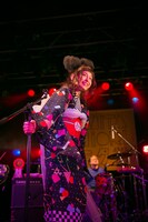 トミタ栞「トミタ栞3周年記念ライブ～3年目の栞ぐらい大目に見てね～」東京・新宿BLAZE公演の様子。（Photo by Saburo Yoneyama[SignaL]）