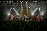 トミタ栞「トミタ栞3周年記念ライブ～3年目の栞ぐらい大目に見てね～」東京・新宿BLAZE公演の様子。（Photo by Saburo Yoneyama[SignaL]）