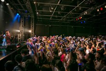 トミタ栞「トミタ栞3周年記念ライブ～3年目の栞ぐらい大目に見てね～」東京・新宿BLAZE公演の様子。（Photo by Saburo Yoneyama[SignaL]）