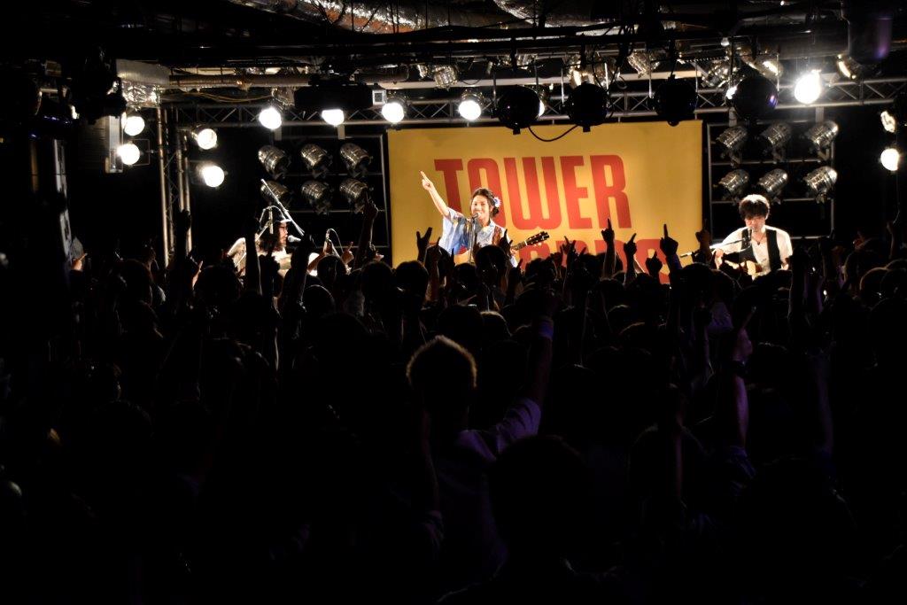 井上苑子のイベントの様子。（写真提供：EMI Records）