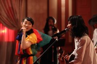 篠原ともえと植田真梨恵のセッションの様子。(c)フジテレビ