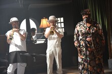 左から元晴、タブゾンビ、オリヴィア・バレル。