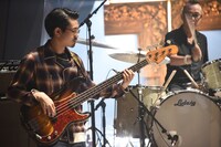 左からハマ・オカモト、クハラカズユキ。