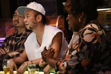 左からハマ・オカモト、元晴、オリヴィア・バレル。