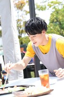 ユースケ（超特急）によるMCパート収録の様子。