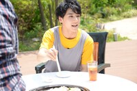 ユースケ（超特急）によるMCパート収録の様子。