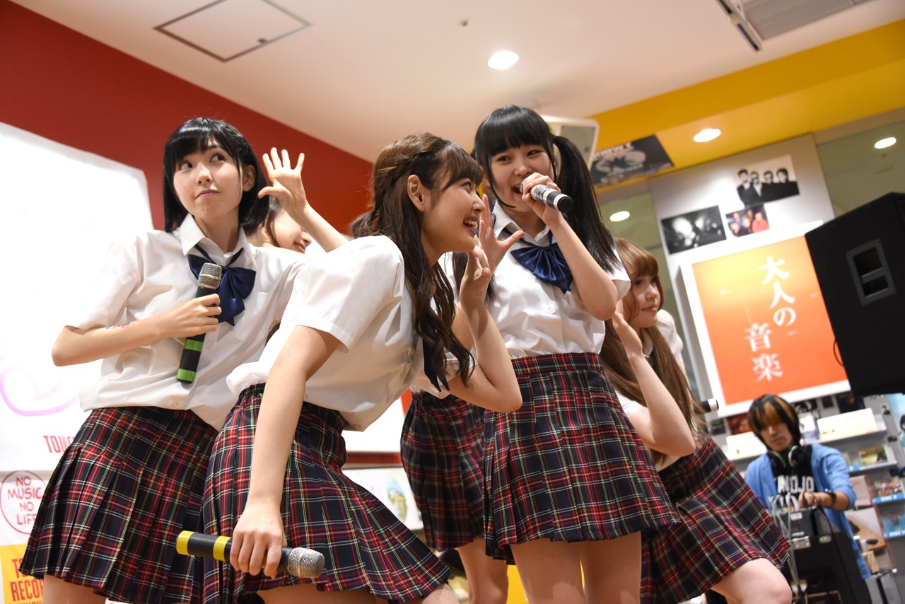 乙女新党2ndアルバム「乙女新党 第二幕・最終章 ～旅立ちのうた～」の発売記念イベントの様子。