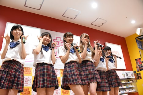 乙女新党2ndアルバム「乙女新党 第二幕・最終章 ～旅立ちのうた～」の発売記念イベントの様子。