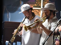 左から元晴、タブゾンビ。