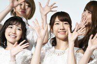 左から渡辺麻友、柏木由紀。