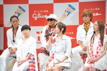 後列左からSAM（TRF）、DJ KOO（TRF）、岩岡徹（Da-iCE）、前列左からETSU（TRF）、YU-KI（TRF）、CHIHARU（TRF）。