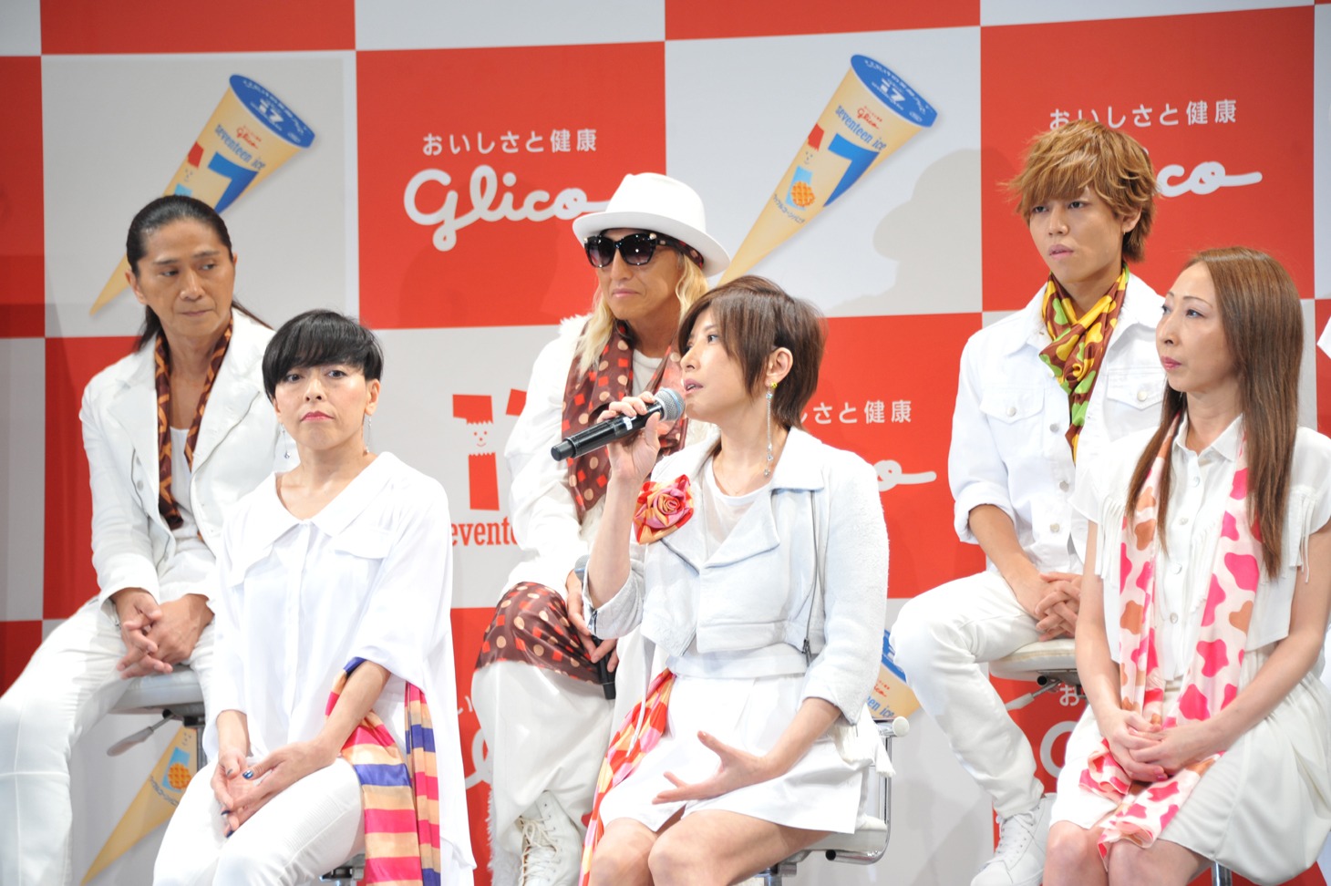 後列左からSAM（TRF）、DJ KOO（TRF）、岩岡徹（Da-iCE）、前列左からETSU（TRF）、YU-KI（TRF）、CHIHARU（TRF）。