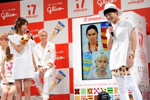 宇野実彩子（AAA）から「サイバーベンダー」のレクチャーを受ける工藤大輝（Da-iCE）。