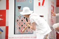 「サイバーベンダー」で一緒に踊るアーティストを選択する工藤大輝（Da-iCE）。