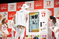 「サイバーベンダー」のディスプレイに合わせて踊る工藤大輝（Da-iCE）